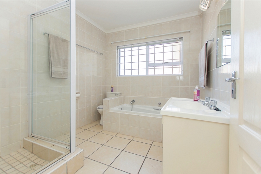 3 Bedroom Property for Sale in Middedorp Western Cape